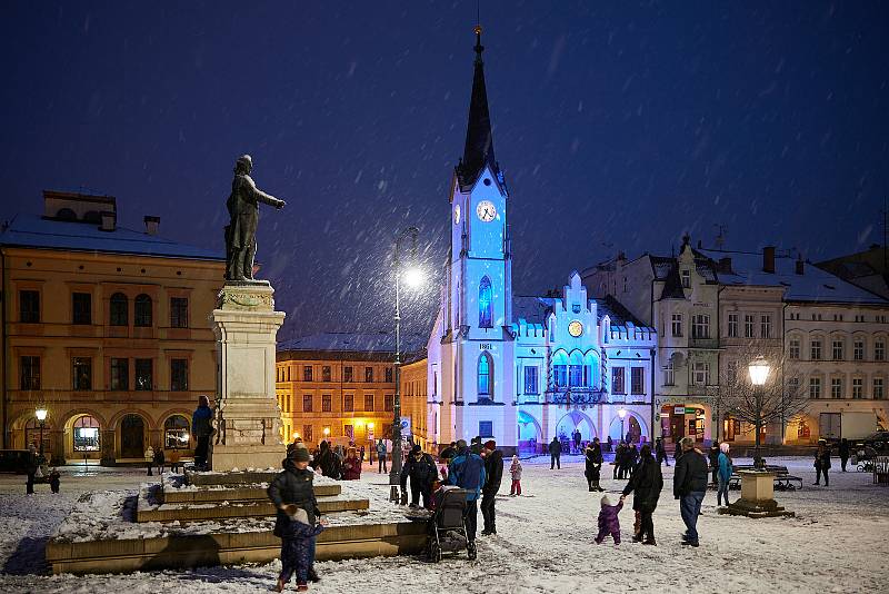 Vánoční strom na Krakonošově náměstí v Trutnově se rozsvítil v neděli večer.