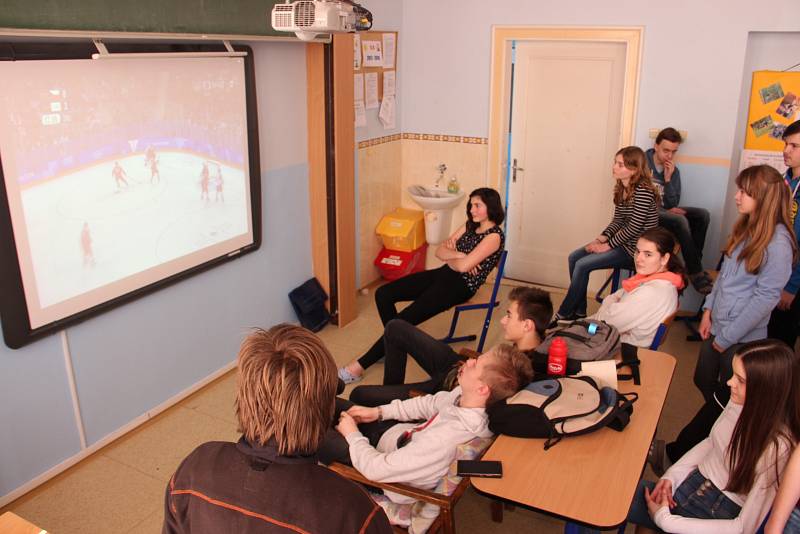 Páteční hokej narušil výuku i ve školách. Žáci sledovali semifinálové utkání na olympijských hrách v Jižní Korei.