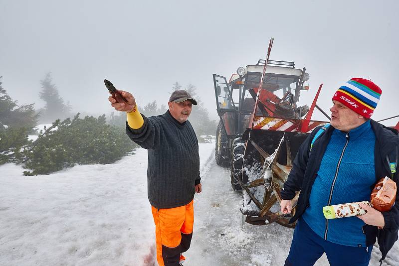 Frézování cesty k Labské boudě. Sněžná fréza měla pořádný kus práce u mohyly Hanče a Vrbaty.