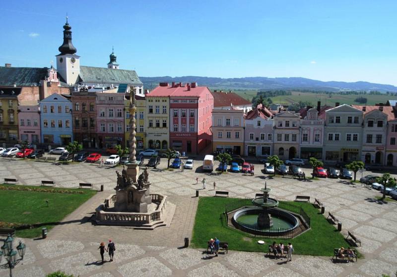 Pohled z výstavní síně na broumovské náměstí. 