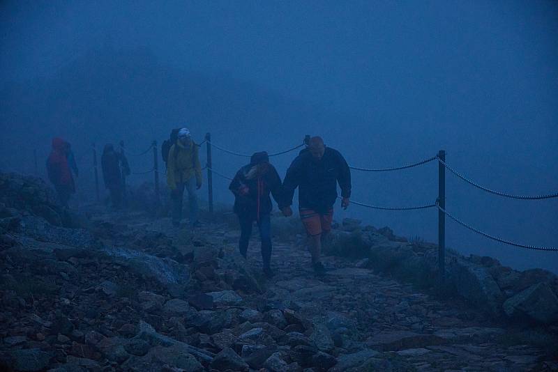 Noční výstup na Sněžku za východem Slunce z Dolní Kalné se letos šel již po pětačtyřicáté.