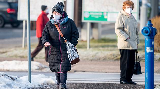 Trutnov ve čtvrtek 25. února. Lidé mají povinnost nosit na frekventovaných místech respirátory nebo dvě chirurgické roušky.