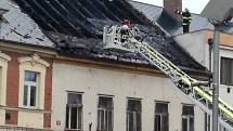 Při požáru domu na náměstí TGM ve Dvoře Králové nad Labem zasahovalo devět jednotek hasičů.