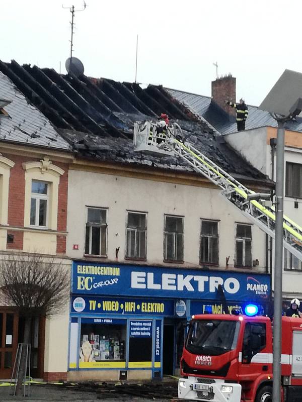 Při požáru domu na náměstí TGM ve Dvoře Králové nad Labem zasahovalo devět jednotek hasičů.