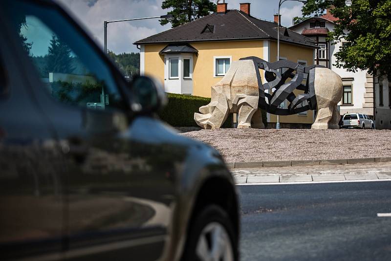 Socha nosorožce Súdána v kruhové křižovatce ve Dvoře Králové nad Labem.