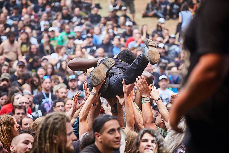 Fanoušci si plnými doušky užívají festival nejtvrdší hudby Obscene Extreme v Trutnově.