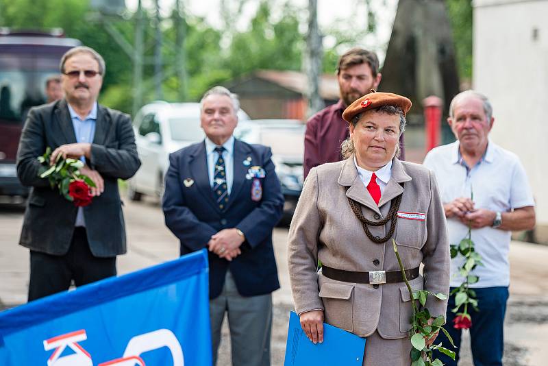 Odhalení kamenů zmizelých veliteli sokolské odbojové skupiny S 21 B Josefu Schejbalovi a jeho spolupracovníkovi Stanislavu Prouzovi v Malých Svatoňovicích.