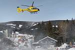 Na místo tragické události v Obřím dole v Krkonoších letěly dva vrtulníky záchranářů.
