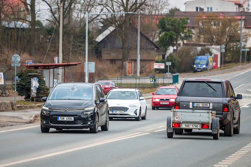 Doprava v Choustníkově Hradišti na hlavním tahu z Trutnova do Hradce Králové.