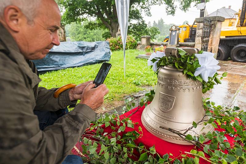 U příležitosti výročí 300 let od zahájení stavby místního kostela došlo v Borovnici k posvěcení obecního zvonu sv. Víta a umístění do věže.