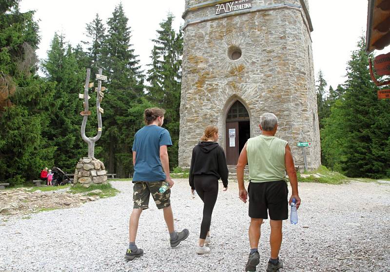 Vydejte se na vrch Žalý, kde se nachází jediná kamenná rozhledna v Krkonoších.