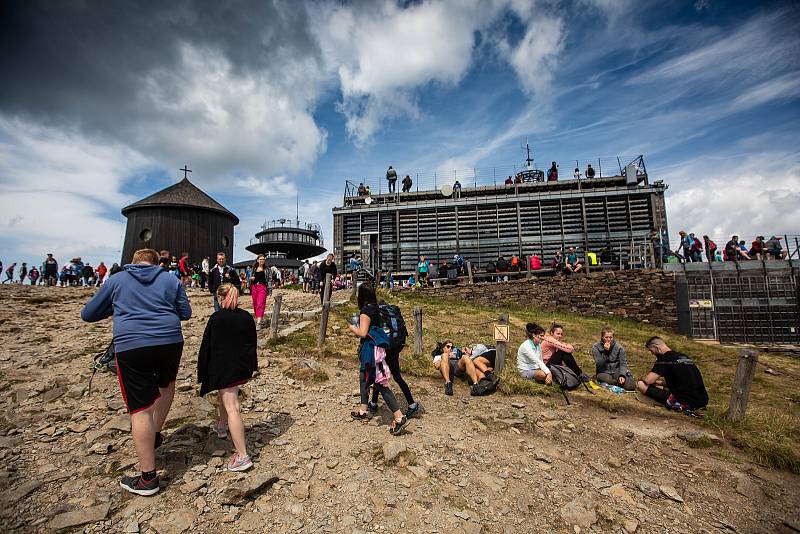 S vysokou návštěvností nejvyšší hory České republiky se pojí i problémy. Stovky turistů porušují zákaz vstupu a piknikují hned za cedulemi se zákazem.