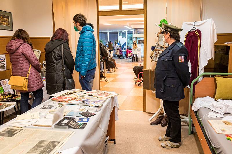 Obchodní akademie Olgy Havlové v Janských Lázních přichystala 17. listopadu Den otevřených dveří a stylovou výstavu k výročí sametové revoluce.