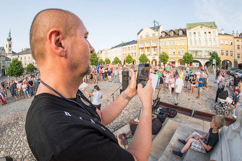 Z trutnovské demonstrace proti Babišovi.