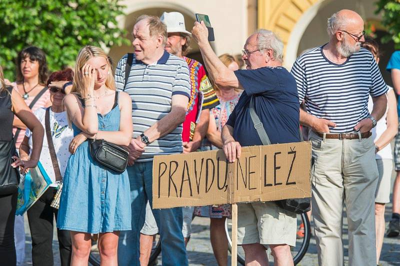 Z trutnovské demonstrace proti Babišovi.