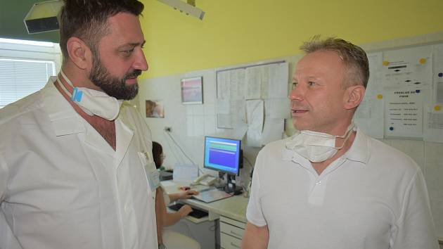 Nový primář gynekologicko-porodnického oddělení trutnovské nemocnice Jan Kestřánek (vlevo) s kolegou lékařem Karlem Červíčkem.
