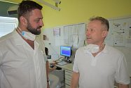 Nový primář gynekologicko-porodnického oddělení trutnovské nemocnice Jan Kestřánek (vlevo) s kolegou lékařem Karlem Červíčkem.