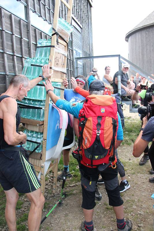 Slovenský horský nosič Vladimír Hižnay donesl na nejvyšší tuzemskou horu rekordních 165,5 kilogramu. Extrémní vynáška nákladu, kterou překonal dosavadní historické maximum, mu přitom trvala pouhé 2 hodiny a 29 minut.