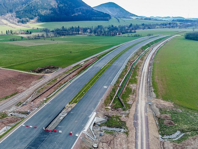 Aktuální stav výstavby polské S3 do Lubawky na hranici s Českem. Letecký pohled na silnici, která končí přímo na hranici Lubawka/Královec.