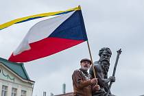 Na Krakonošově náměstí v Trutnově si lidé připomněli 17. listopadu výročí sametové revoluce.