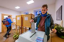 Ve volební místnosti v Peci pod Sněžkou volilo v prvním kole prezidentských voleb 723 voličů na voličský průkaz.