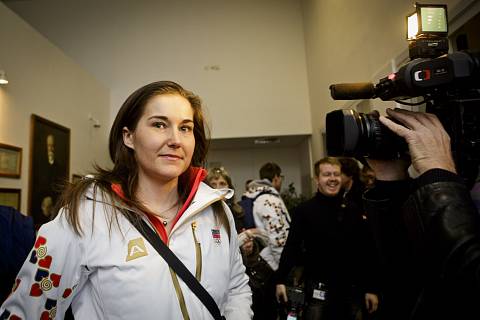 Šárka Strachová, rozená Záhrobská, si při Světovém poháru ve Špindlerově Mlýně odbývá roli televizní spolukomentátorky.