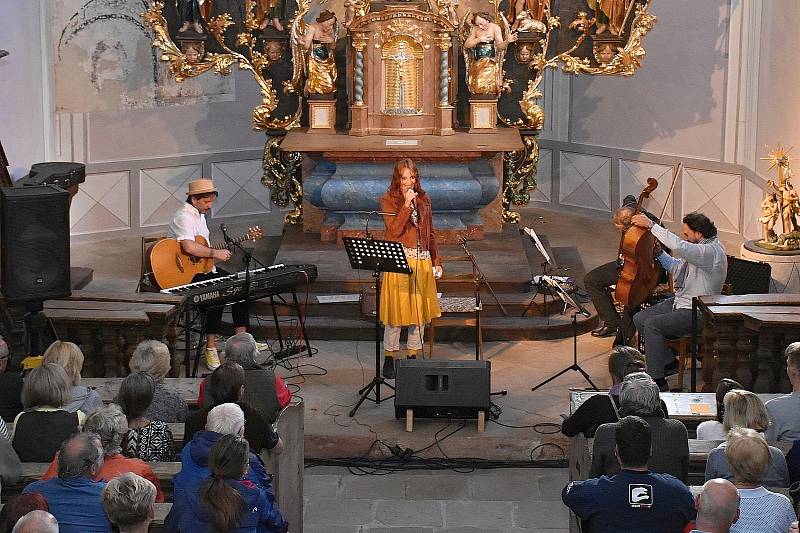 Koncert Szidi Tobias ve starém maršovském kostele.