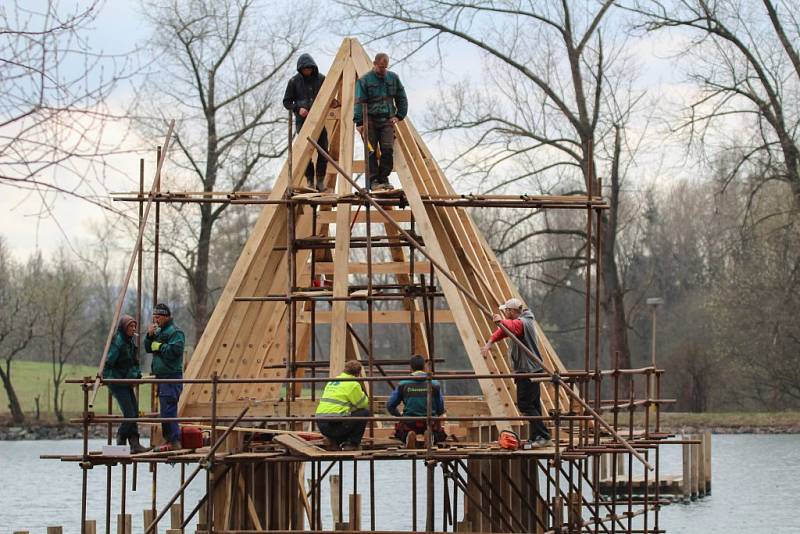 Vyčištěný rybník ve vrchlabských Vejsplaších má nová mola i rybářský domek.