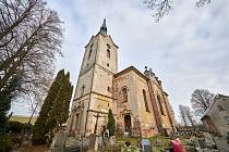 Chřadnoucí kostel sv. Petra a Pavla v Chotěvicích se snaží zachránit zpěvák a herec Richard Krajčo s manželkou Karin.