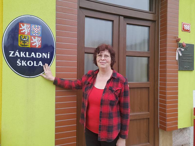 Ředitelka základní školy ve Velkých Svatoňovicích Šárka Helvichová, na kterou přišlo několik stížností od rodičů dětí.