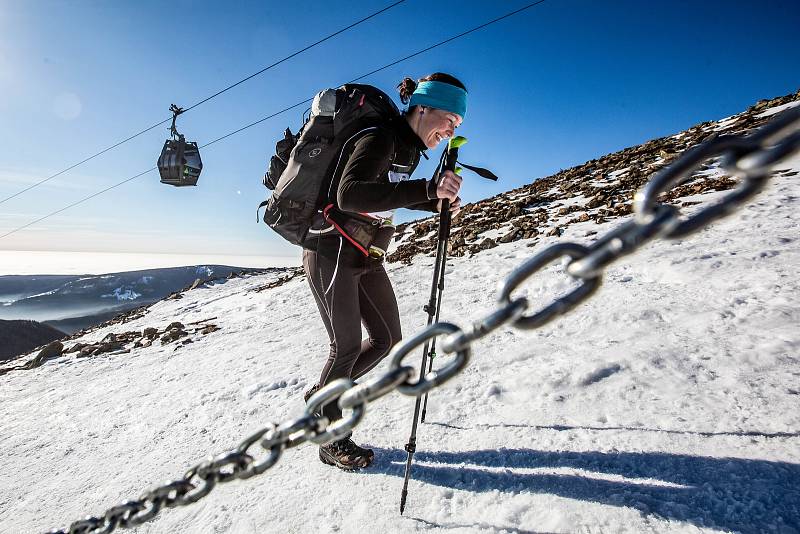 Horští nosiči při zimní verzi závodu Sněžka Sherpa Cup vynesli zásoby vod a kofol od lanovky z Pece na Sněžku na Českou Poštovnu.