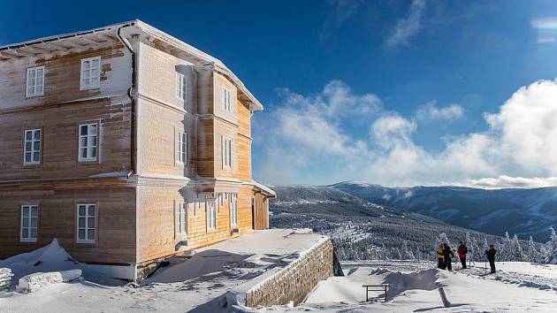 Nově postavená Petrova bouda v nejvyšších partiích Krkonoš má zahájit provoz pro veřejnost na přelomu ledna a února 2020.