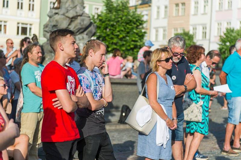 Z trutnovské demonstrace proti Babišovi.