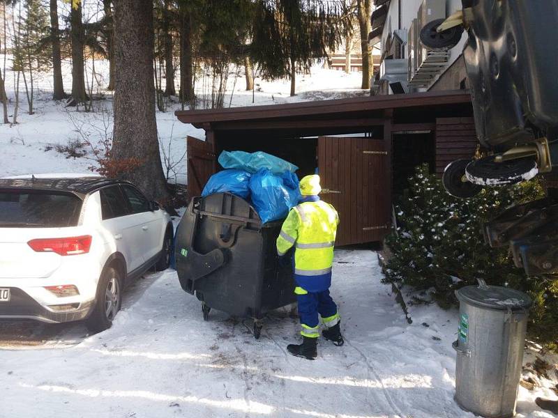 Vánoční svátky znamenají pro popeláře nejvytíženější období v roce. Obzvláště na horách je to pořádná fuška.