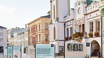 Putovní venkovní výstava Z totality do totality se přesunula na Krakonošovo náměstí v Trutnově.