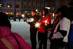 V neděli večer se rozsvítil vánoční strom na Krakonošově náměstí v Trutnově.