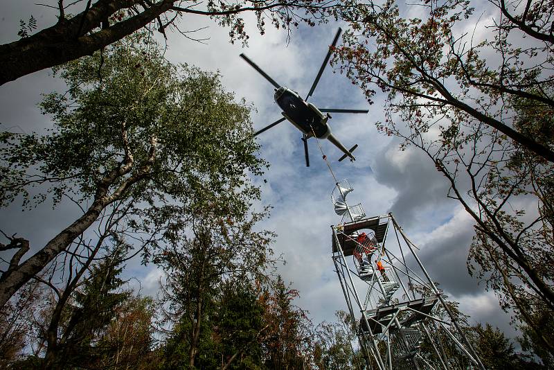 Vrtulník usazoval v pondělí odpoledne konstrukci rozhledny na vrch Žaltman v Jestřebích horách u Malých Svatoňovic.