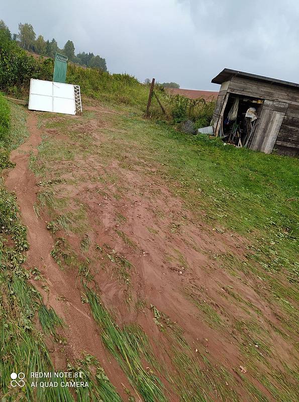 Borovničkou se valily v pondělí navečer velké proudy vody. Nebylo to poprvé, nyní však nejsilněji za poslední roky.