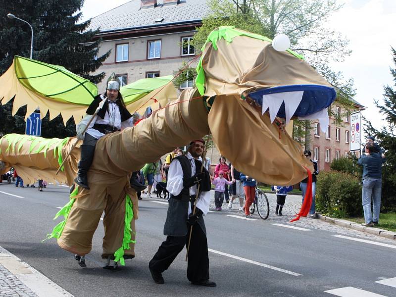 Program dračích slavností zahájil průvod drakobijců