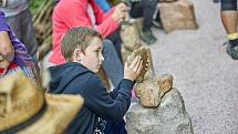 Pokřtěno! První hřiště na světě pro stone balancing nebo-li vyvažování kamenů bylo v sobotu otevřeno u lesní plovárny Retropark Sejfy v Mladých Bukách.