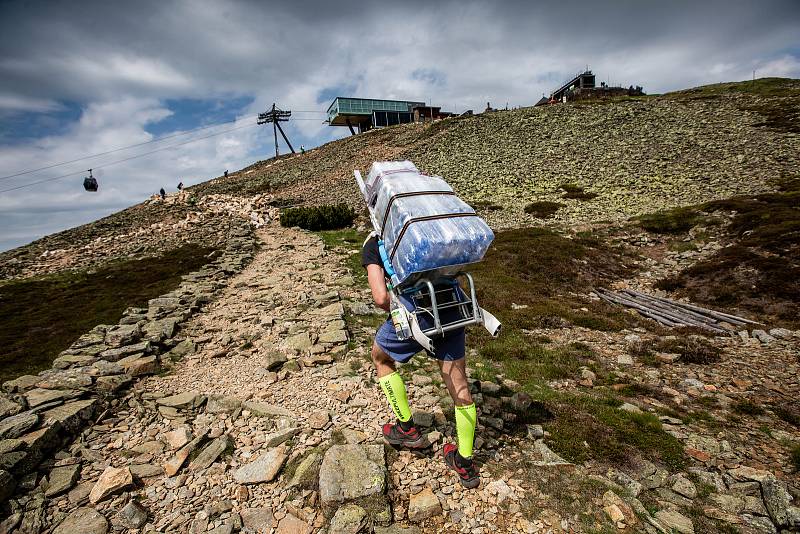 Závod horských nosičů Sněžka Sherpa Cup 2019 z Pece pod Sněžkou na vrchol nejvyšší české hory.