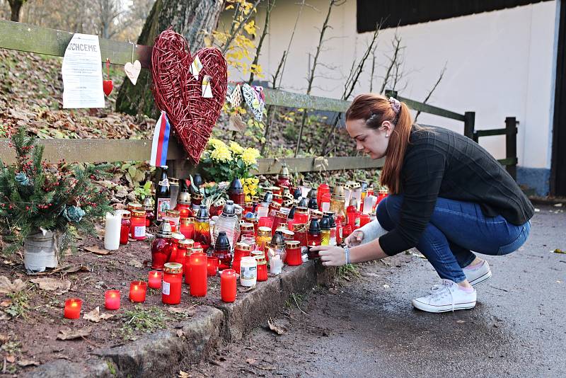 Celou neděli desítky lidí zapalovaly svíčky u chalupy Václava Havla na Hrádečku ve Vlčicích.