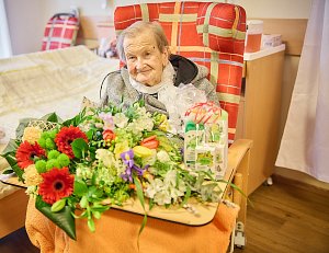Sto let. Jana Šanderová žijící v trutnovském domově pro seniory oslavila významné životní výročí.