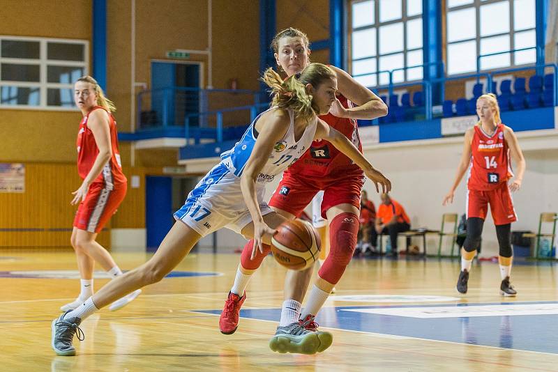 Z duelu Trutnov - Nymburk při basketbalovém turnaji O pohár města Trutnova.