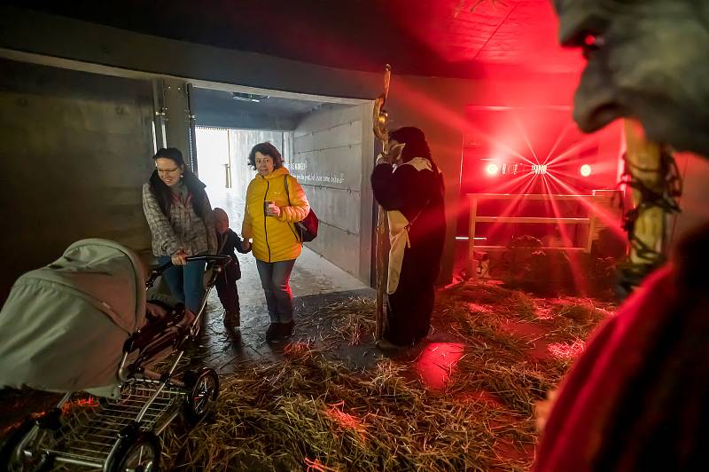 Stezka korunami stromů Krkonoše v Janských Lázních patřila v neděli čertům.