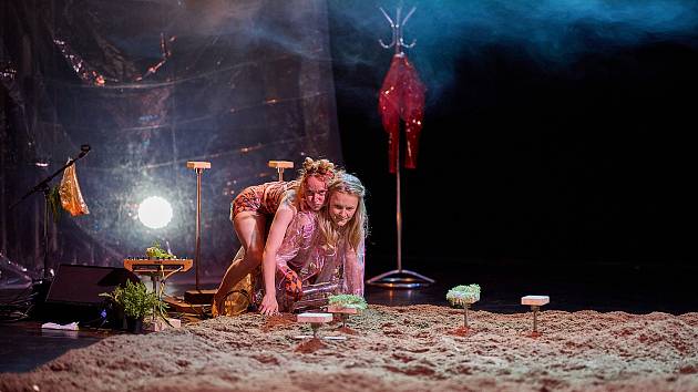 Úvodní představení letošního festivalu Cirk-UFF obstaral ženský soubor Sisus Sirkus z Finska s premiérou inscenace Memoirs Of Mud (Zablácené paměti).