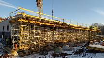 Ve Vrchlabí je i v zimě v plném proudu výstavba krytého bazénu. Na snímku je stav stavby v lednu 2022.