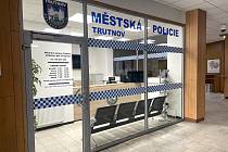 Ve vstupní hale Městského úřadu Trutnov vzniklo nové oddělení místních strážníků.