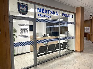 Ve vstupní hale Městského úřadu Trutnov vzniklo nové oddělení místních strážníků.