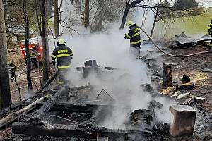 Požár v obci Čermná u Hostinného zcela zničil objekt včelína včetně deseti včelstev.